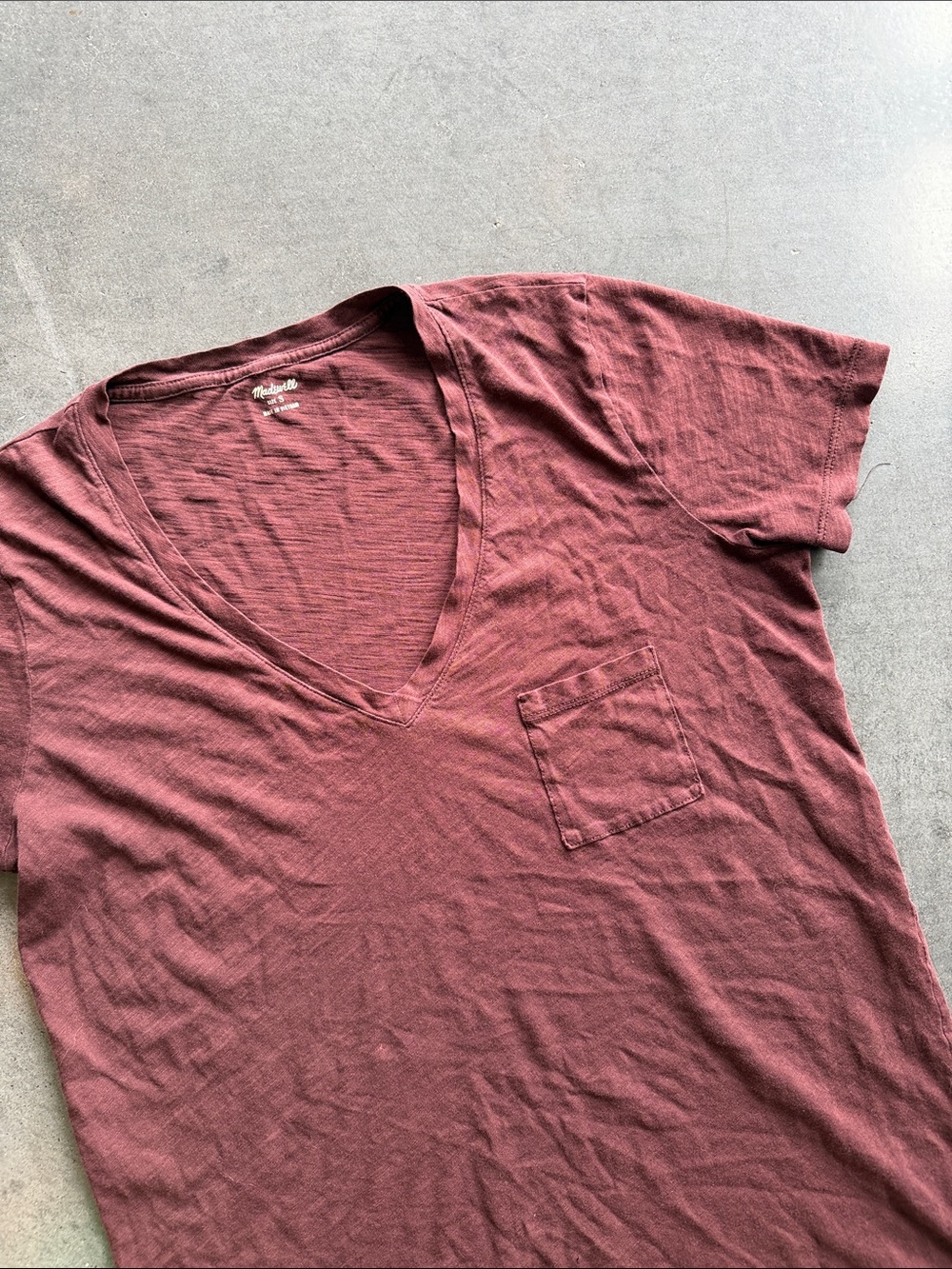 Madewell Women's V-Neck Pocket Tee in Wine